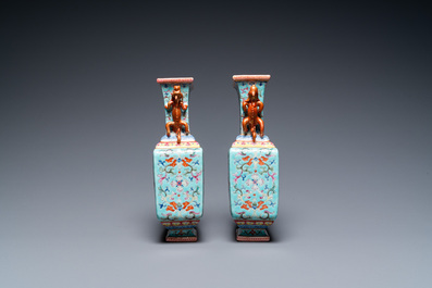 Paire de vases en porcelaine de Chine famille rose &agrave; fond turquoise, marque de Qianlong, 19/20&egrave;me