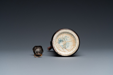 A South-Chinese or Vietnamese blue and white water pipe, 19th C.