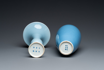 Deux vases en porcelaine de Chine en bleu monochrome, marque de Kangxi et Guangxu, 19/20&egrave;me