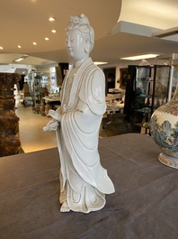 Grande sculpture de Guanyin en porcelaine blanc de Chine de Dehua, marque en creux, Qing