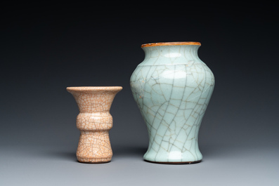 Deux vases en porcelaine de Chine &agrave; &eacute;mail craquel&eacute;, probablement 18&egrave;me