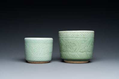 Twee Chinese celadon penselenbekers met onderglazuur decor, 19e eeuw