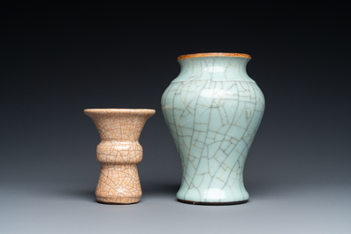 Deux vases en porcelaine de Chine &agrave; &eacute;mail craquel&eacute;, probablement 18&egrave;me