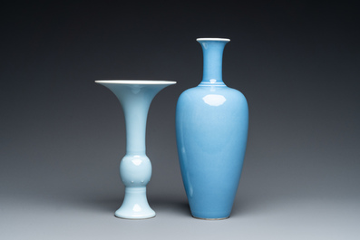 Deux vases en porcelaine de Chine en bleu monochrome, marque de Kangxi et Guangxu, 19/20&egrave;me