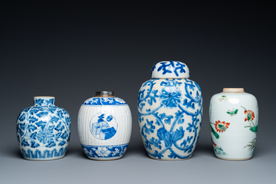 Trois vases en porcelaine de Chine en bleu et blanc et un en famille verte, Kangxi et post&eacute;rieur
