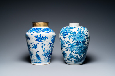 Deux vases en fa&iuml;ence de Delft en bleu et blanc &agrave; d&eacute;cor d'oiseaux parmi des branches fleuries, 18&egrave;me