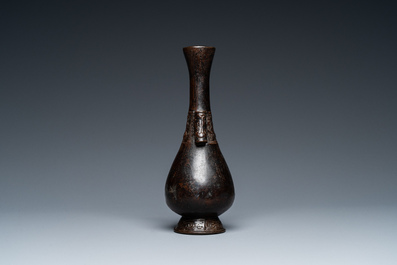 Vase &agrave; fl&egrave;ches en bronze, Chine, Yuan