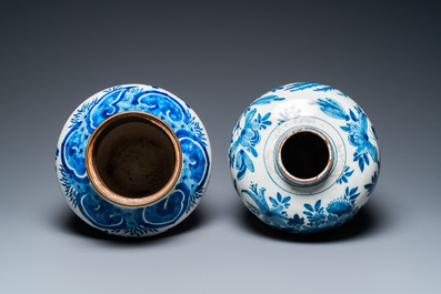 Deux vases en fa&iuml;ence de Delft en bleu et blanc &agrave; d&eacute;cor d'oiseaux parmi des branches fleuries, 18&egrave;me