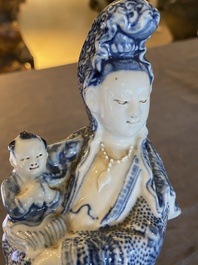 Guanyin &agrave; l'enfant en porcelaine de Chine en bleu et blanc, marque de Cai Fu Ji 蔡福記, R&eacute;publique