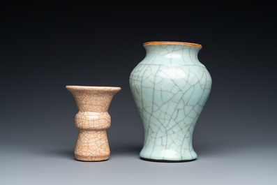 Deux vases en porcelaine de Chine &agrave; &eacute;mail craquel&eacute;, probablement 18&egrave;me