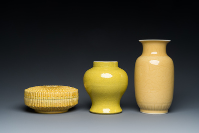 Deux vases et une bo&icirc;te couverte en porcelaine de Chine en jaune monochrome, 19/20&egrave;me