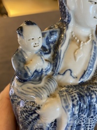 Een Chinese blauw-witte Guanyin met kind, Cai Fu Ji 蔡福記 merk, Republiek