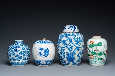 Drie Chinese blauw-witte vazen en &eacute;&eacute;n in famille verte, Kangxi en later