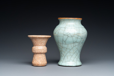 Deux vases en porcelaine de Chine &agrave; &eacute;mail craquel&eacute;, probablement 18&egrave;me
