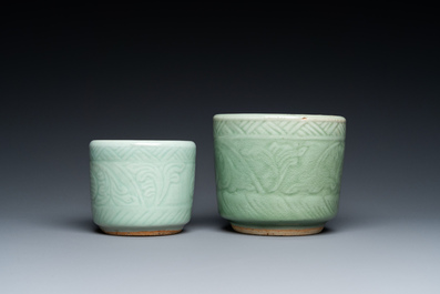 Twee Chinese celadon penselenbekers met onderglazuur decor, 19e eeuw