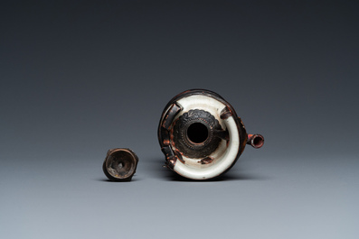 A South-Chinese or Vietnamese blue and white water pipe, 19th C.