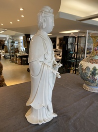 Een grote Chinese Dehua blanc de Chine Guanyin, zegelmerk, Qing