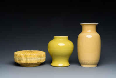 Deux vases et une bo&icirc;te couverte en porcelaine de Chine en jaune monochrome, 19/20&egrave;me