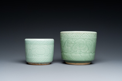 Twee Chinese celadon penselenbekers met onderglazuur decor, 19e eeuw