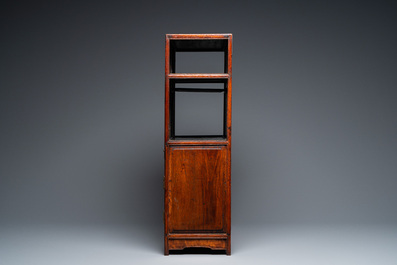 Petit cabinet en bois partiellement ajour&eacute; mont&eacute; de plaques de marbre, Chine, 19&egrave;me