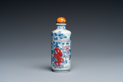 Tabati&egrave;re en porcelaine de Chine en bleu, blanc et rouge de cuivre, 19&egrave;me