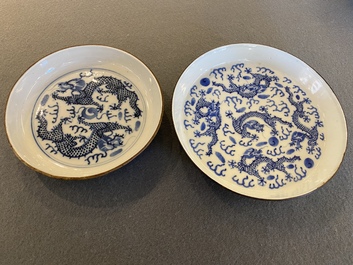 Deux assiettes aux dragons en porcelaine de Chine 'Bleu de Hue' pour le Vietnam, 19&egrave;me