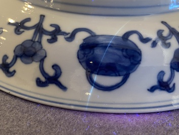 Een paar Chinese blauw-witte borden met antiquiteiten, Kangxi merk en periode