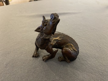 Poids de rouleau en bronze dor&eacute; et laqu&eacute; en forme de luduan, Chine, Ming
