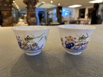 Paire de tasses en porcelaine de Chine famille verte &agrave; d&eacute;cor de sauterelles, marque de Kangxi mais probablement post&eacute;rieur