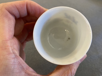 Paire de tasses en porcelaine de Chine famille verte &agrave; d&eacute;cor de sauterelles, marque de Kangxi mais probablement post&eacute;rieur