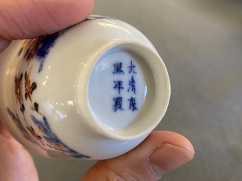 Paire de tasses en porcelaine de Chine famille verte &agrave; d&eacute;cor de sauterelles, marque de Kangxi mais probablement post&eacute;rieur