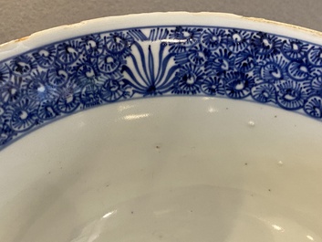 Bol &agrave; d&eacute;cor de l'ode &agrave; la Falaise rouge en porcelaine de Chine en bleu et blanc, &eacute;poque Transition