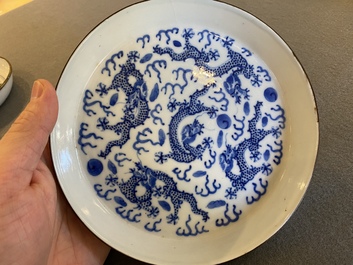 Twee Chinese blauw-witte 'Bleu de Hue' 'draken' borden voor de Vietnamese markt, 19e eeuw