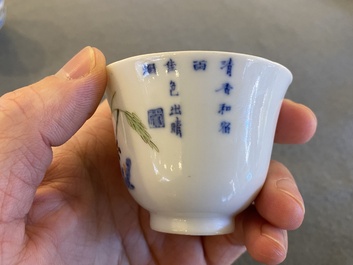 Paire de tasses en porcelaine de Chine famille verte &agrave; d&eacute;cor de sauterelles, marque de Kangxi mais probablement post&eacute;rieur