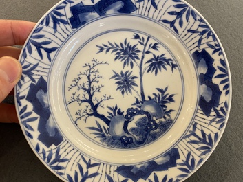 Paire d'assiettes en porcelaine de Chine en bleu et blanc &agrave; d&eacute;cor de bambou, marque de Chenghua, Kangxi