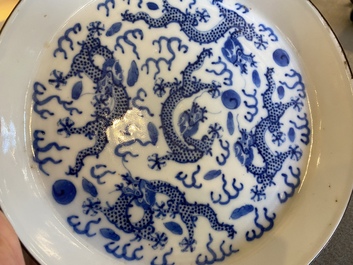 Twee Chinese blauw-witte 'Bleu de Hue' 'draken' borden voor de Vietnamese markt, 19e eeuw