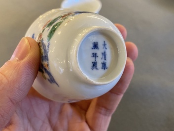 Paire de tasses en porcelaine de Chine famille verte &agrave; d&eacute;cor de sauterelles, marque de Kangxi mais probablement post&eacute;rieur