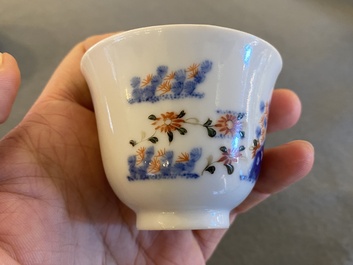 Paire de tasses en porcelaine de Chine famille verte &agrave; d&eacute;cor de sauterelles, marque de Kangxi mais probablement post&eacute;rieur