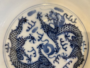 Twee Chinese blauw-witte 'Bleu de Hue' 'draken' borden voor de Vietnamese markt, 19e eeuw