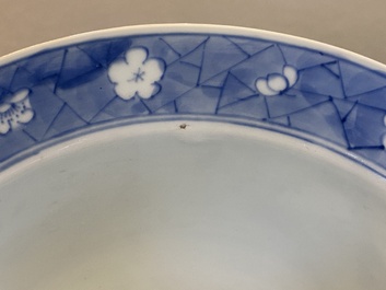 Een Chinese blauw-witte klapmuts kom, Kangxi merk en periode