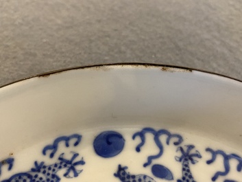 Twee Chinese blauw-witte 'Bleu de Hue' 'draken' borden voor de Vietnamese markt, 19e eeuw