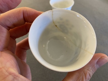 Paire de tasses en porcelaine de Chine famille verte &agrave; d&eacute;cor de sauterelles, marque de Kangxi mais probablement post&eacute;rieur