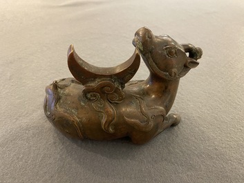 Een Chinese gelakte bronzen 'luduan' spiegelhouder, Ming