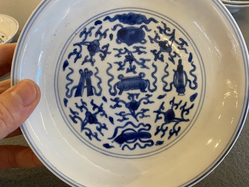 Paire d'assiettes en porcelaine de Chine en bleu et blanc &agrave; d&eacute;cor d'antiquit&eacute;s, marque et &eacute;poque de Kangxi