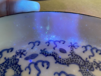 Twee Chinese blauw-witte 'Bleu de Hue' 'draken' borden voor de Vietnamese markt, 19e eeuw