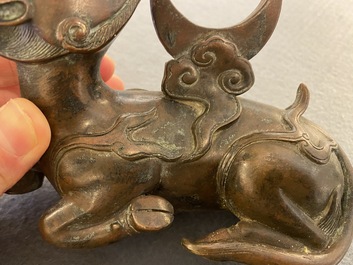 Support de miroir en bronze laqu&eacute; en forme de luduan, Chine, Ming