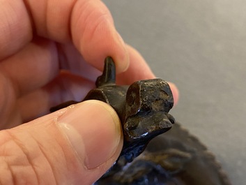 Een Chinees verguld en gelakt bronzen 'luduan' scrollgewicht, Ming