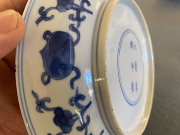 Paire d'assiettes en porcelaine de Chine en bleu et blanc &agrave; d&eacute;cor d'antiquit&eacute;s, marque et &eacute;poque de Kangxi