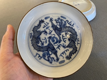 Twee Chinese blauw-witte 'Bleu de Hue' 'draken' borden voor de Vietnamese markt, 19e eeuw