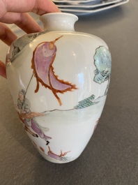 Vase de forme 'meiping' en porcelaine de Chine famille rose, R&eacute;publique